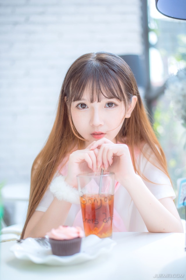 “大耳贼背信弃义！”夏侯惇得知消息之后，不禁怒骂起来，他们在虎牢关舍生忘死，刘备在那边不愠不火的打了半年，然后就这么拍拍屁股走人，让他们一家独自去面对关中的压力。